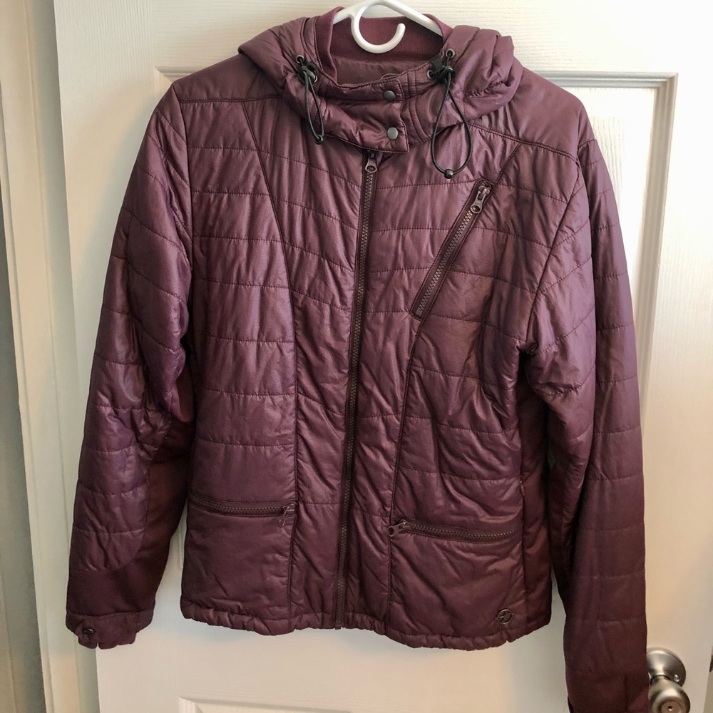 Oiselle quilted burgundy zip jacket, removable hood & pockets inside & out.